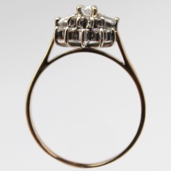 Yellow and white gold cluster ring  .086 ct diamonds in total.  Size 9 - Picture 4 of 6